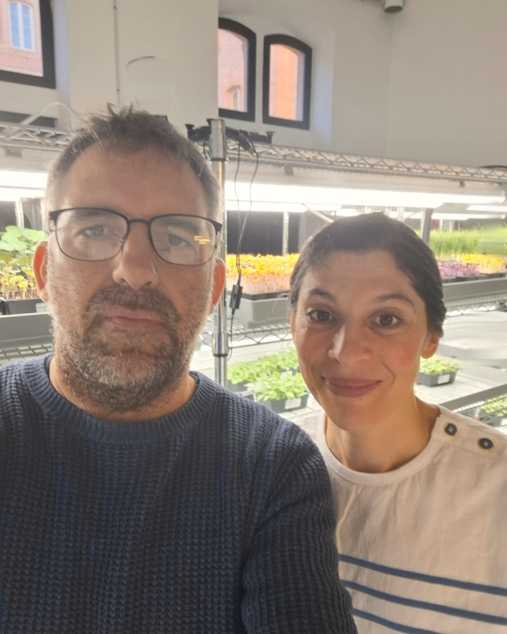 Les deux fondateurs de Planta Viva devant les étagères de culture